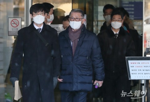 최신원 전 SK네트웍스 회장, ‘횡령·배임’ 1심 징역형···조대식 무죄