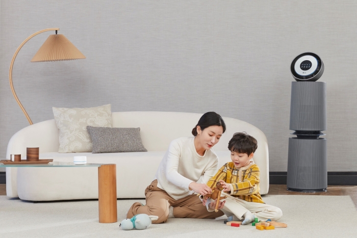 모델이 LG 퓨리케어 360˚ 공기청정기 알파와 연동해 사용하는 인공지능 센서를 소개하고 있다. 사진=LG전자 제공