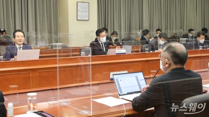 정세균 국무총리 현대자동차 남양기술연구소 방문. 사진=이수길 기자 leo2004@newsway.co.kr 정세균 국무총리가 18일 오전 경기도 화성시 현대자동차 남양기술연구소에서 열린 국정현안점검조정회의에 참석해 발언하고 있다.