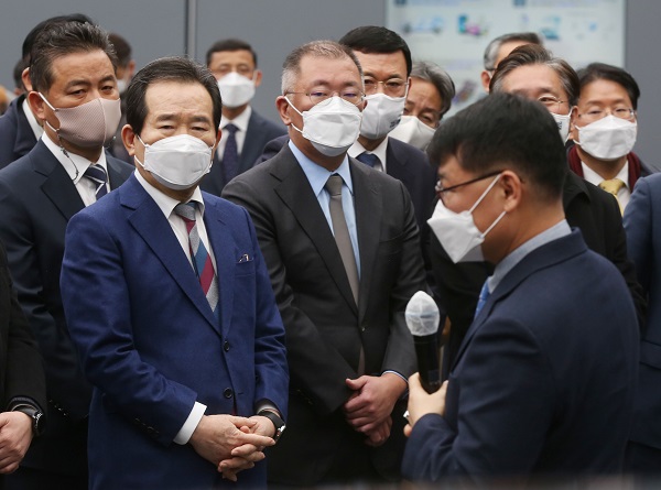 정의선 현대차그룹 회장은 경기도 화성시 소재 현대차·기아 기술연구소에서 산업통상자원부, 현대글로비스, LG에너지솔루션, KST모빌리티와 전기 택시 배터리 대여 및 사용후 배터리 활용 실증 사업을 위한 업무협약(MOU)을 체결했다. 사진=현대차그룹 제공