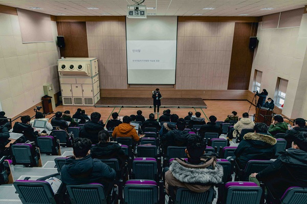 대한민국 최고의 자동차를 뽑는 2021 올해의 차 부문 후보에는 기아 쏘렌토, 메르세데스-벤츠 E-클래스, 볼보 S90, BMW 5시리즈·X6, 제네시스 G70·G80·GV70·GV80, 현대 아반떼 등 6개 브랜드 10대가 선정돼 최종 심사에서 치열한 경쟁을 했다. 사진=한국자동차기자협회 제공