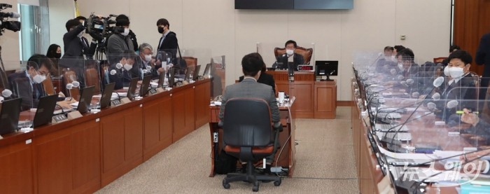국회 국토교통위원회 법안심사 소위-가덕도신공항 특별법. 사진=이수길 기자 leo2004@newsway.co.kr