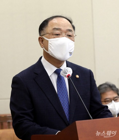 홍남기 “2025년까지 서비스업 분야 일자리 30만개 창출”