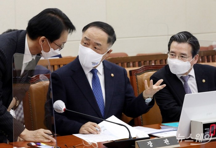 기획재정위원회 전체회의. 사진=이수길 기자 leo2004@newsway.co.kr 홍남기 부총리 겸 기획재정부 장관(가운데)과 김용범 1차관(오른쪽)이 19일 서울 여의도 국회에서 열린 기획재정위원회 전체회의에서 관계자와 대화를 하고 있다.