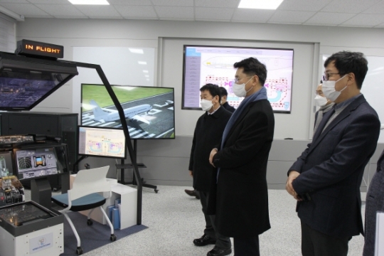 19일 조택상 인천시 균형발전정무부시장(가운데)이 한국폴리텍대학 남인천캠퍼스를 방문, 학교 시설을 둘러보고 있다.
