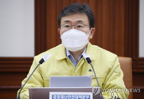 권덕철 중앙재난안전대책본부(중대본) 1차장(보건복지부 장관)이 20일 오전 정부서울청사에서 신종 코로나바이러스 감염증(코로나19) 대응 중앙재난안전대책본부 회의를 주재하며 발언하고 있다/사진=연합뉴스