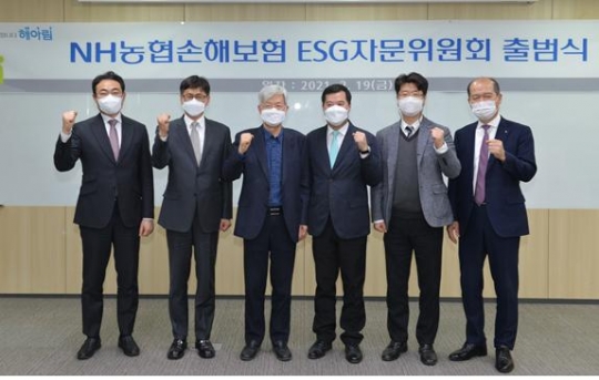 지난 19일 서울 서대문구 NH농협손해보험 본사에서 진행된 ‘ESG 자문위원회 출범식’에 참석한 최창수 NH농협손해보험 사장(오른쪽 첫 번째)과 자문위원장 장지인 탄소정보공개프로젝트(CDP) 한국위원장(네 번째) 등이 기념촬영을 하고 있다. 사진=NH농협손해보험