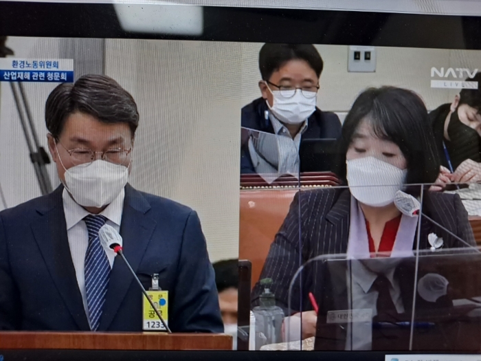 최정우 포스코 회장이 22일 국회 환경노동위원회 산업재해 청문회에 증인으로 출석해 윤미향 의원의 질문에 답변하고 있는 모습. 사진은 국회TV 화면 캡처.