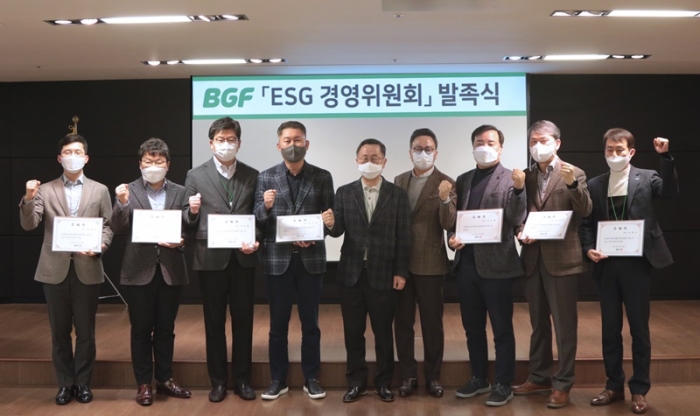 23일 서울 삼성동 BGF 사옥에서 열린 BGF그룹 ESG 경영위원회 출범식에서 이건준(오른쪽에서 다섯 번째), 홍정국(오른쪽에서 네 번째) 공동 위원장과 전담 리더들이 기념 촬영을 하고 있다. 사진=BGF그룹 제공