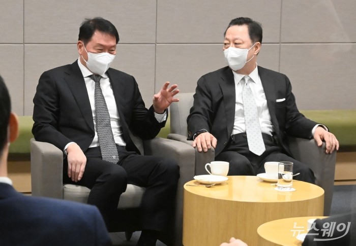 대한상의 ‘서울상공회의소, 서울상의 의원총회’. 사진=이수길 기자 leo2004@newsway.co.kr 최태원 SK그룹 회장과 박용만 대한상공회의소 회장이 23일 오전 서울 중구 남대문로 대한상의에서 열린 서울상공회의소 정기의원총회에 참석하기 전 접견실에서 환담하고 있다.