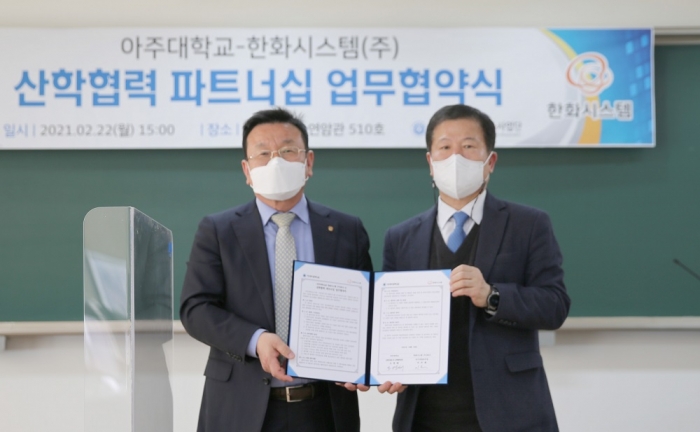 이수재 한화시스템 연구개발본부장(왼쪽)과 오영태 아주대학 산학부총장. 사진=한화시스템 제공