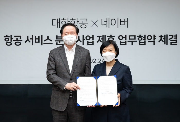 우기홍 대한항공 대표이사(왼쪽)와 한성숙 네이버 대표이사가 기념촬영을 하고 있다. 사진=대한항공 제공