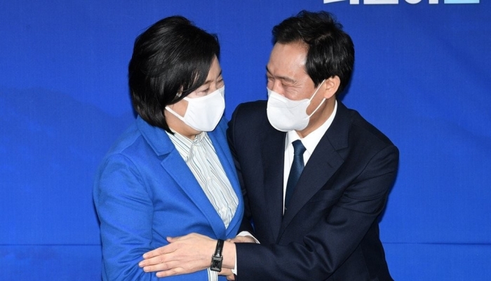 더불어민주당 서울시장 경선에서 박영선 후보가 당선되자 우상호 후보가 축하해주고 있다. 사진=연합뉴스