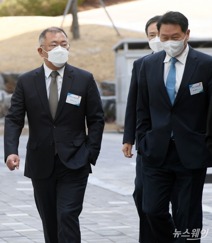 최태원 SK그룹 회장과 정의선 현대차그룹 회장이 2일 SK인천석유화학 본사에서 열린 제3차 수소경제위원회에 참석하고 있다. 사진=이수길 기자 leo2004@newsway.co.kr