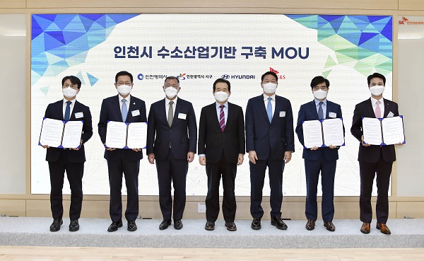 인천시 수소산업기반 구축 MOU 체결 기념사진. (왼쪽부터) 이재현 인천서구청장, 박남춘 인천광역시장, 정의선 현대차그룹 회장, 정세균 국무총리, 최태원 SK그룹 회장, 공영운 현대차 사장, 추형욱 SK E&S 사장. 사진=현대차그룹 제공