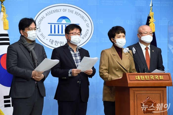 국민의힘 국토교통위원회 위원, LH 임직원들의 100억대 사전투기 비판 기자회견. 사진=이수길 기자 leo2004@newsway.co.kr 국민의힘 국토교통위원회 위원들이 3일 오전 국회 소통관에서 LH 임직원들의 100억대 사전투기를 비판하는 기자회견을 열고 있다. 국민의힘 국토교통위원회 위원들은 즉각적인 상임위 소집을 통해 사건의 진상을 밝히고 민주당은 LH와 국토부는 물론 관련 부처와 공무원, 지인 친인척 등에 대한 철저한 공동조사에 동참해줄 것을 요구했다.