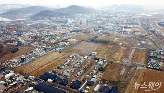 LH공사 직원 투기 의혹 경기도 시흥시 과림동 땅. 사진=이수길 기자 leo2004@newsway.co.kr 국민의힘 국토교통위 위원들이 4일 오전 LH공사 직원 투기 의혹과 관련 경기 시흥시 과림동 현장을 방문한 가운데 항공촬영한 과림동 178-6번지