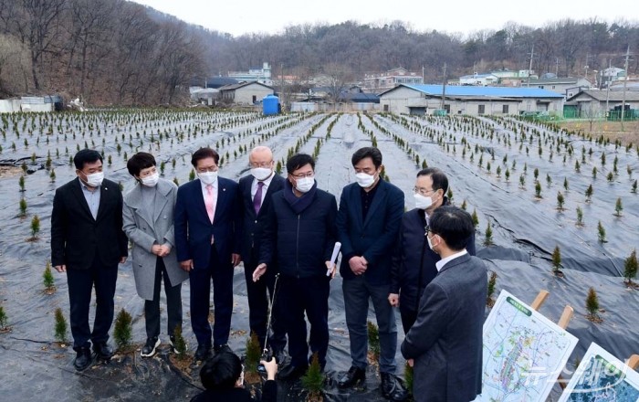 국민의힘 국토교통위 위원, LH공사 직원 투기 의혹 경기도 시흥시 과림동 현장 방문. 사진=이수길 기자 leo2004@newsway.co.kr 이헌승 국민의힘 국토교통위원회 간사와 국토위 위원들이 4일 광명·시흥 신도시가 들어설 부지를 LH 직원들이 조직적으로 사들였다는 의혹이 제기된 경기 시흥시 과림동 현장을 살펴보고 있다.