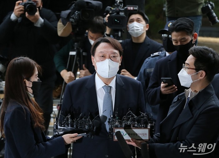 윤석열 검찰총장 사의표명 입장 발표. 사진=이수길 기자 leo2004@newsway.co.kr 검찰총장이 4일 오후 서울 서초구 대검찰청 현관에서 사의표명을 하고 있다.