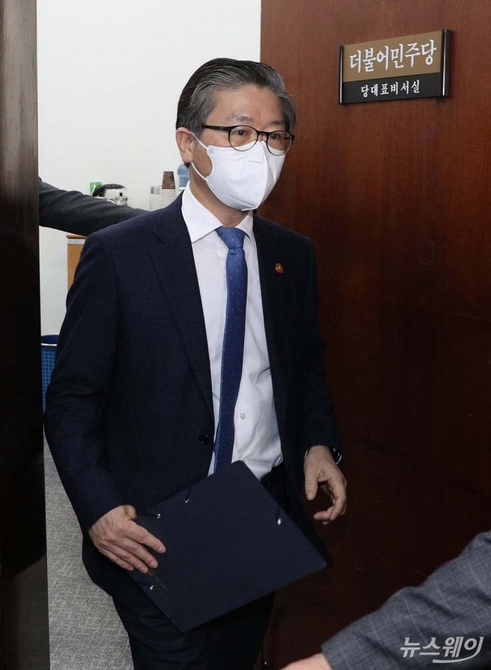 변창흠 국토교통부 장관 장충모 LH사장, LH직원들의 투기의혹 관련 이낙연 더불어민주당 대표 면담. 사진=이수길 기자 leo2004@newsway.co.kr