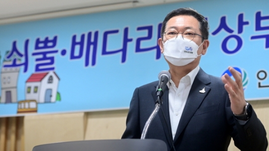 박남춘 인천광역시장이 5일 동구 창영교회 비젼센터에서 열린 쇠뿔·배다리마을 지상부지 조성 주민 보고회에서 인사말을 하고 있다.