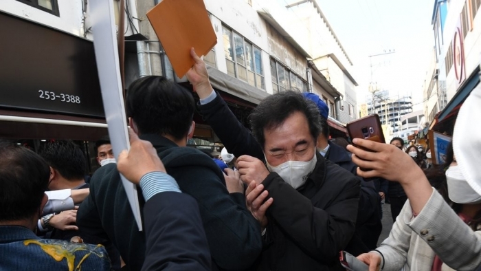 춘천 방문 중 날계란을 맞은 이낙연 더불어민주당 대표. 사진=연합뉴스