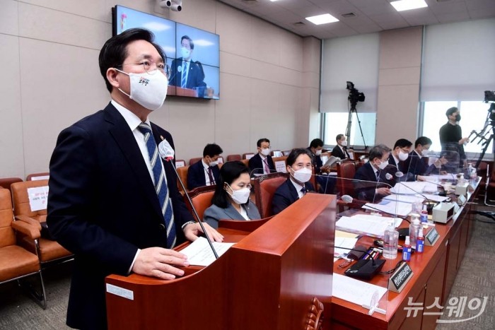 국회 산업통상자원중소벤처기업위원회 전체회의. 사진=이수길 기자 leo2004@newsway.co.kr 성윤모 산업통상자원부 장관이 8일 서울 여의도 국회에서 열린 산업통상자원중소벤처기업위원회 전체회의에서 업무보고를 하고 있다.
