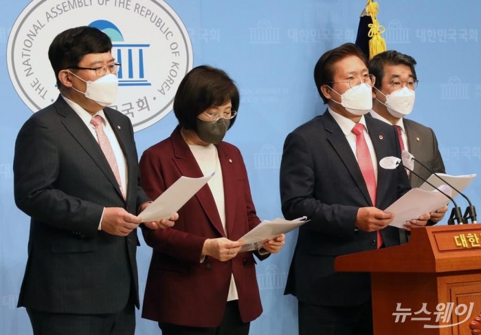 국민의힘 부동산 특위 윤창현 정경희 송석준 배준영 의원 LH임직원 부동산 투기관련 기자회견. 사진=이수길 기자 leo2004@newsway.co.kr
