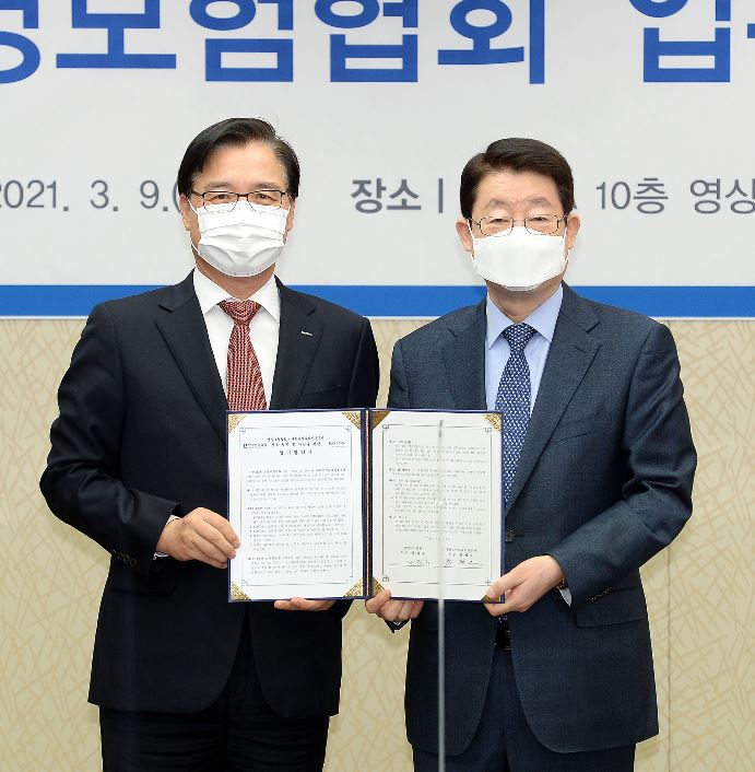 9일 서울 염곡동 대한무역투자진흥공사 본사에서 권평오 코트라 사장(왼쪽)과 정희수 생명보험협회 정희수 회장이 국내 생명보험사의 해외 진출을 위한 업무협약을 맺고 기념사진을 찍고 있다. 사진=생명보험협회