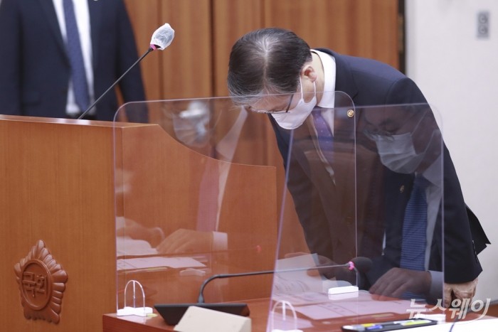 국회 제01차 국토교통위원회 전체회의-변창흠 국토교통부 장관. 사진=이수길 기자 leo2004@newsway.co.kr 변창흠 국토교통부 장관이 9일 오후 서울 여의도 국회에서 열린 제01차 국토교통위원회 전체회의에서 현안보고를 앞두고 허리숙여 인사하고 있다.