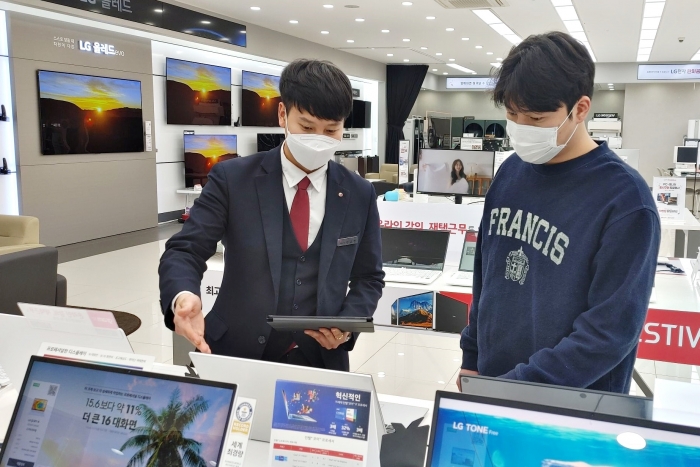 LG전자 베스트샵 직원이 원뷰 시스템을 활용해 고객을 응대하고 있다. 사진=LG전자 제공