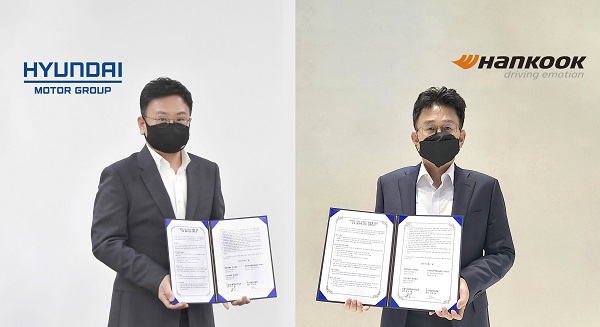 현대차·기아 모빌리티플랫폼사업실장 권오륭 상무(왼쪽)와 한국타이어 연구개발혁신총괄 구본희 전무(오른쪽)가 비대면 업무협약을 체결하고 기념사진을 촬영하고 있는 모습. 사진=현대차그룹 제공