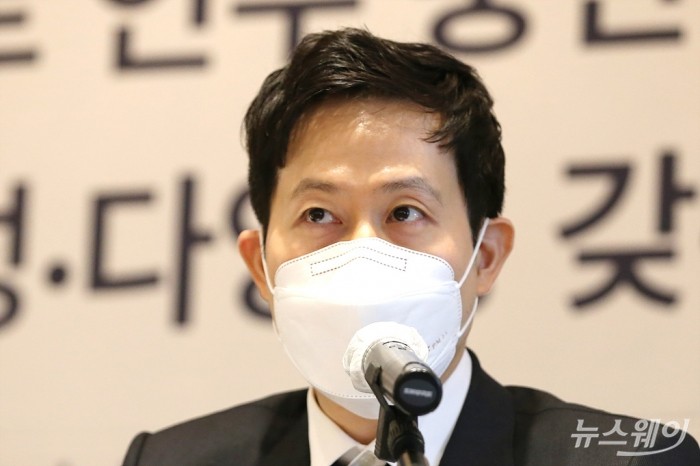 ‘조카의 난’ 박철완 금호석유화학 상무 기자간간담회. 사진=이수길 기자 leo2004@newsway.co.kr 금호아시아나그룹 3대 회장인 박정구 회장의 아들이자 박찬구 회장의 조카인 박철완 금호석유화학 상무가 11일 오전 서울 중구 웨스틴 조선호텔에서 기자간담회를 열고 금호석유화학 기업가치 제고를 위한 제안과 최근 ‘조카의 난’으로 불리운 경영권 분쟁과 관련 입장을 밝히고 있다.