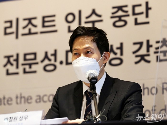 ‘조카의 난’ 박철완 금호석유화학 상무 기자간간담회. 사진=이수길 기자 leo2004@newsway.co.kr 금호아시아나그룹 3대 회장인 박정구 회장의 아들이자 박찬구 회장의 조카인 박철완 금호석유화학 상무가 11일 오전 서울 중구 웨스틴 조선호텔에서 기자간담회를 열고 금호석유화학 기업가치 제고를 위한 제안과 최근 ‘조카의 난’으로 불리운 경영권 분쟁과 관련 입장을 밝히고 있다.