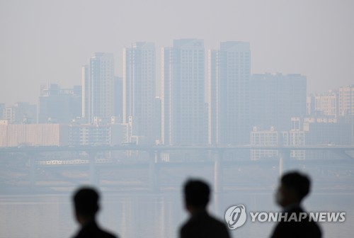 서울 한강시민공원에서 바라본 시내가 미세먼지에 싸여 있다. 사진=연합뉴스