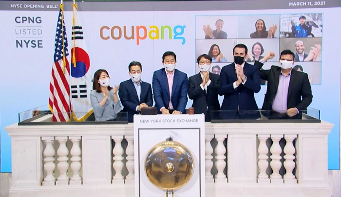 11일(현지시간) 뉴욕증권거래소에서 열린 쿠팡의 상장 기념 ‘오프닝 벨’ 행사 모습. 왼쪽부터 김현명 IR팀장, 강한승 쿠팡 대표, 김범석 쿠팡 이사회 의장, 박대준 쿠팡 대표, 존 터틀 NYSE 부회장, 거라브 아난드 쿠팡 CFO. 사진=쿠팡 제공