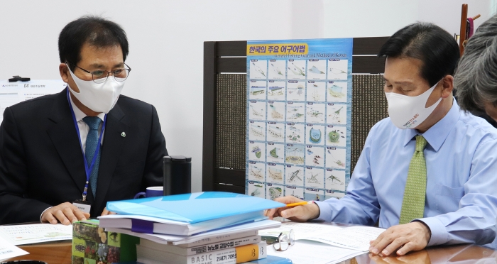 이상익 함평군수(왼쪽)가 주철현 국회의원에게 주요 현안사업을 설명하며 국비 반영을 요청하고 있다.