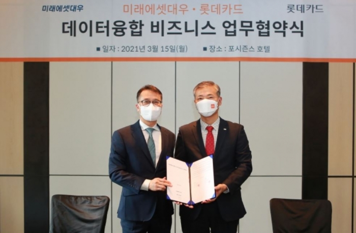 롯데카드와 미래에셋대우가 15일 한정욱 롯데카드 디지털본부장(왼쪽)과 김남영 미래에셋대우 디지털금융부문대표(오른쪽) 등 양사 주요 관계자들이 참석한 가운데 서울 종로구 포시즌스 호텔에서 ‘데이터융합 비즈니스 업무협약’을 체결했다. 사진=롯데카드