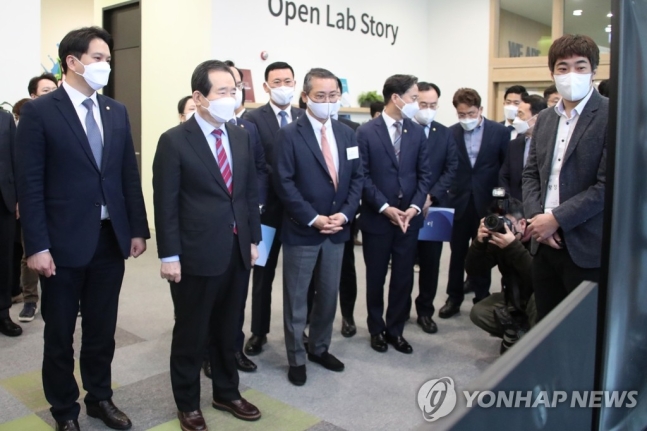 정세균 국무총리(왼쪽 두 번째)가 17일 서울시 강서구 소재 복합연구단지인 LG 사이언스파크를 방문해 권영수 LG부회장(정 총리 오른쪽)과 함께 이해라이프스타일, 룩슨, HITS 등 스타트업 혁신기술을 소개받고 있다. 사진=연합뉴스 제공