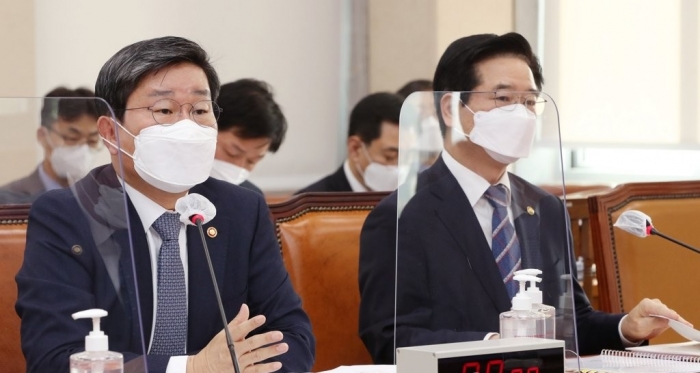 국회 행정안전위원회 전체회의에서 답변하는 전해철 행정안전부 장관. 사진=연합뉴스