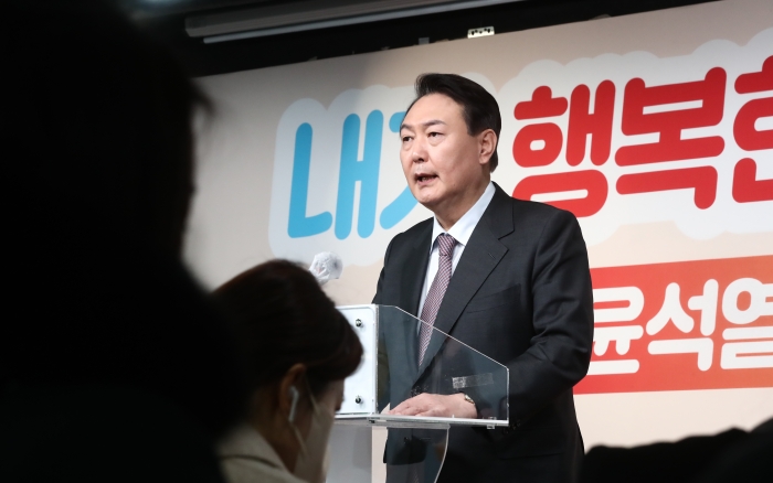 윤석열 국민의힘 대선 후보가 20일 여의도 당사에서 내게 힘이 되는 3가지(연말정산·반려동물·양육지원) 생활 공약을 발표하고 있다. 사진/ 국회사진기자단