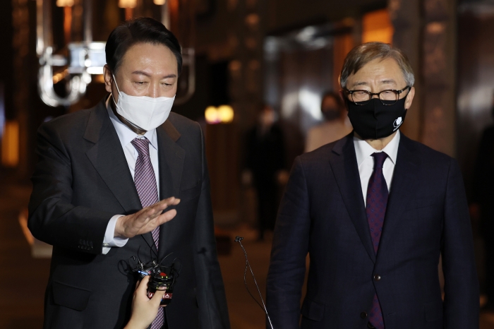 윤석열 국민의힘 대선 후보가 20일 오후 서울 하얏트 호텔에서 최재형 전 감사원장과 만나 회동 후 함께 브리핑하고 있다. 사진/ 연합뉴스 제공