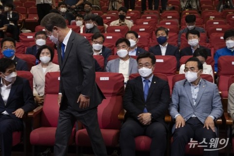  이재명 '참패' 책임론 분출···"당생자사" "책임 큰 사람들 물러나야"