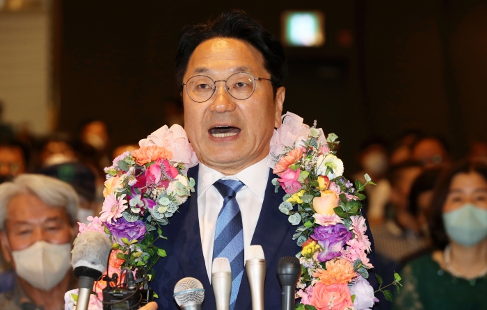 더불어민주당 강기정 광주시장 후보가 1일 서구 치평동 선거사무소에서 당선이 유력시되자 꽃다발을 받은 뒤 소감을 말하고 있다. 사진=연합뉴스 제공