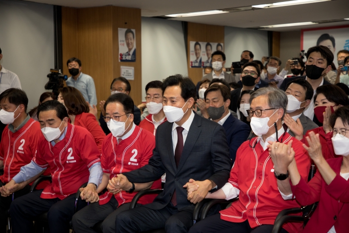 오세훈 국민의힘 서울시장 후보와 당 지도부가 1일 서울 중구 한국 프레스센터에 마련된 선거 사무소에서 제 8회 전국동시 지방선거 방송 3사(KBS·MBC·SBS) 출구조사 결과를 지켜보고 있다. 국회사진취재단