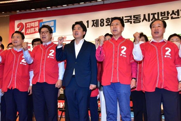 이준석 국민의힘 대표와 지도부가 지난 1일 국회 도서관 대강당에 마련된 지방선거 개표 상황실에서 당선이 유력시 되는 단체장 후보 사진 밑에 스티커를 붙인 뒤 구호를 외치고 있다. 사진/ 국회사진취재단