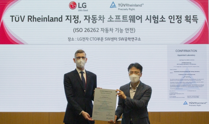 LG전자가 최근 세계적 시험·인증기관인 TUV 라인란드(TUV Rheinland)로부터 자동차 SW의 기능 안전성이 국제표준규격(ISO 26262-6)을 얼마나 충족하는지 확인하는 공인시험기관으로 인정받았다. 김병훈 LG전자 CTO 부사장(오른쪽)과 프랭크 주트너(Frank Juettner) TUV 라인란드 코리아 대표가 함께 기념촬영을 하고 있다. 사진=LG전자 제공