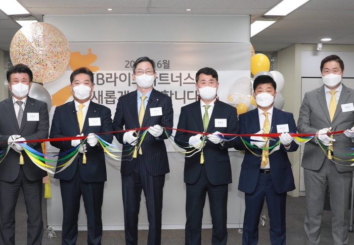 (왼쪽부터) 김정수 대표이사 사장, 김성수 영업총괄 본부장, 민기식 푸르덴셜생명 대표이사 사장, 김동연 LP, 강신규 SM, 김용호 AM가 2일 진행된 'KB라이프파트너스' 출범식 후 기념촬영을 하고 있다. 사진=푸르덴셜생명