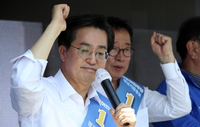 더불어민주당 김동연 경기도지사 후보가 지난달 24일 경기 성남시 모란시장 앞에서 유세하고 있다. 사진=연합뉴스 제공