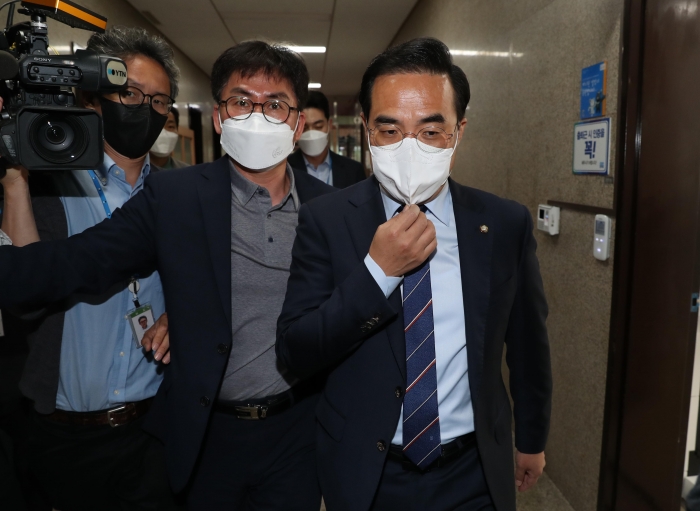 박홍근 더불어민주당 원내대표가 지난 2일 국회에서 열린 비공개 비상대책위원회 회의에 참석하기 위해 대표실로 향하고 있다. 사진/ 국회사진취재단